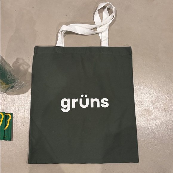 New Gruns Bundle: Tote bag, Aluminum Bottle, & 2 greens gummies samples - Picture 3 of 14